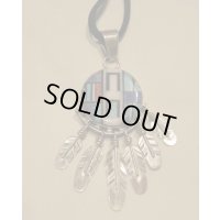 ■インディアンジュエリー■ZUNI族（ズニ族）■ネックレストップ（ZUNI-N-011)インレイ フェザー■アリゾナ北部現地買付■送料無料