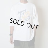 TURN ME ON（ターンミーオン)　ラグラン5分袖NEWロゴカットソー(WHITE)  (MENS)M/Lサイズ