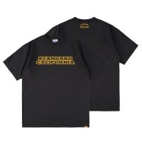 Abbot Kinney別注  (STANDARD CALIFORNIA/スタンダードカリフォルニア) SD×AK  Heavyweight  Logo T■Black(イエロープリント）■（メンズ）S/M/L/XLサイズ