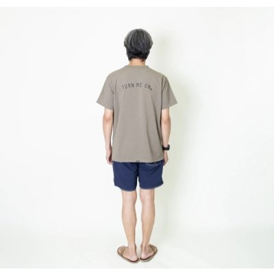 画像5: TURN ME ON（ターンミーオン) アーチロゴ水陸両用 S/S TEE  (KAHKI) (MENS)M/L/XLサイズ
