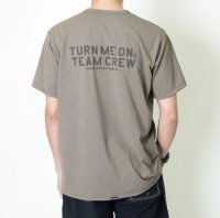 TURN ME ON（ターンミーオン) TEAM CREW水陸両用 S/S TEE (KAHKI) (MENS)M/L/XLサイズ
