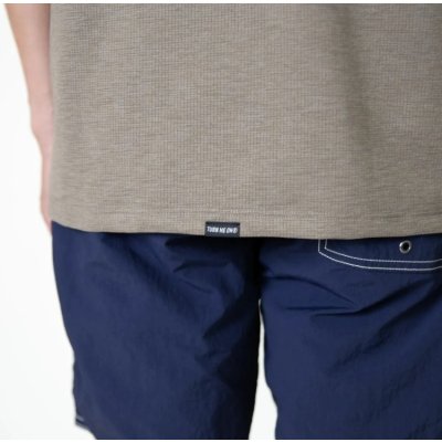 画像4: TURN ME ON（ターンミーオン) アーチロゴ水陸両用 S/S TEE  (KAHKI) (MENS)M/L/XLサイズ