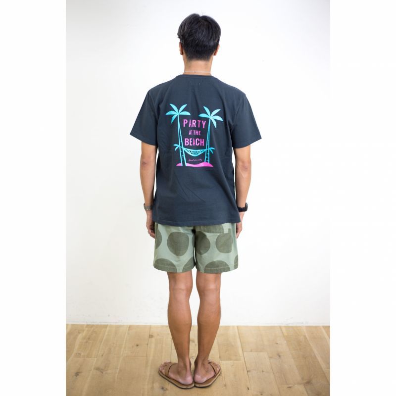 TURN ME ON（ターンミーオン) S/S TEE『PARTY AT THE BEACH』 (CHARCOAL) (MENS)M/Lサイズ