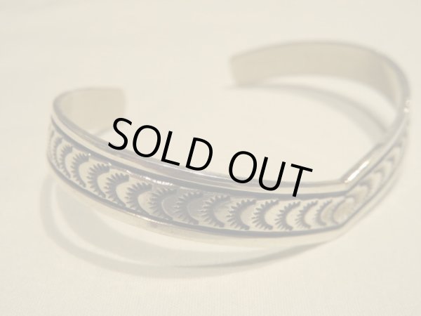 画像4: ■インディアンジュエリー■NAVAJO族（ナバホ族）■バングル RE刻印（NAVAJO-B-005)■ハンドメイド■アリゾナ北部現地買付■送料無料 (4)