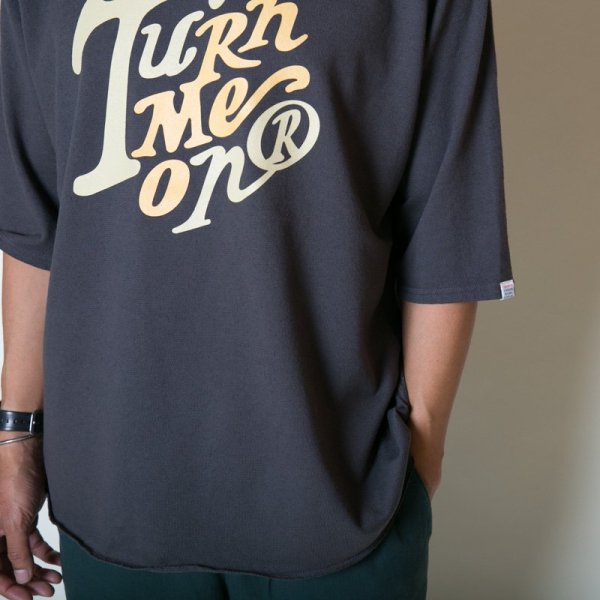 画像4: TURN ME ON（ターンミーオン)　ラグラン5分袖NEWロゴカットソー(CHARCOAL) (MENS)M/Lサイズ (4)