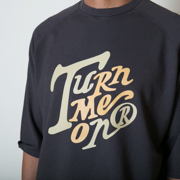 画像1: TURN ME ON（ターンミーオン)　ラグラン5分袖NEWロゴカットソー(CHARCOAL) (MENS)M/Lサイズ (1)