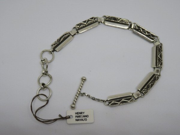 画像1: ■インディアンジュエリー■NAVAJO族（ナバホ族）HENRY MARIANO(ヘンリーマリアーノ) 作■T-BAR BRACELET ブレスレット・スタンプワーク（NAVAJO-B-009) ■ハンドメイド■ナバホネイション現地買付 (1)