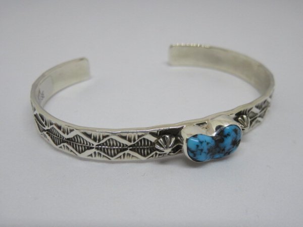 画像2: ■インディアンジュエリー■NAVAJO族（ナバホ族）■バングル Henry Mariano（NAVAJO-B-022) キングマンターコイズ ■アリゾナ北部現地買付 (2)