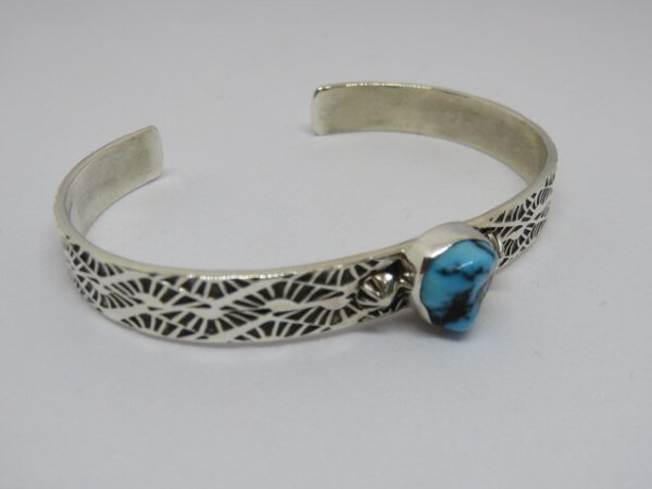 画像2: ■インディアンジュエリー■NAVAJO族（ナバホ族）■バングル Henry Mariano（NAVAJO-B-021) キングマンターコイズ ■アリゾナ北部現地買付 (2)