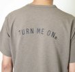 画像2: TURN ME ON（ターンミーオン) アーチロゴ水陸両用 S/S TEE  (BLACK)  (KAHKI) (MENS)M/L/XLサイズ (2)
