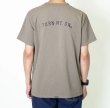 画像1: TURN ME ON（ターンミーオン) アーチロゴ水陸両用 S/S TEE  (BLACK)  (KAHKI) (MENS)M/L/XLサイズ (1)