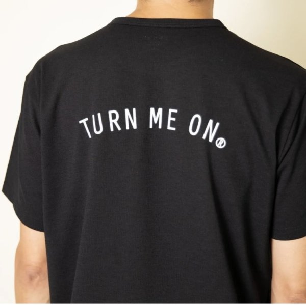 画像2: TURN ME ON（ターンミーオン) アーチロゴ水陸両用 S/S TEE  (BLACK) (MENS)M/L/XLサイズ (2)