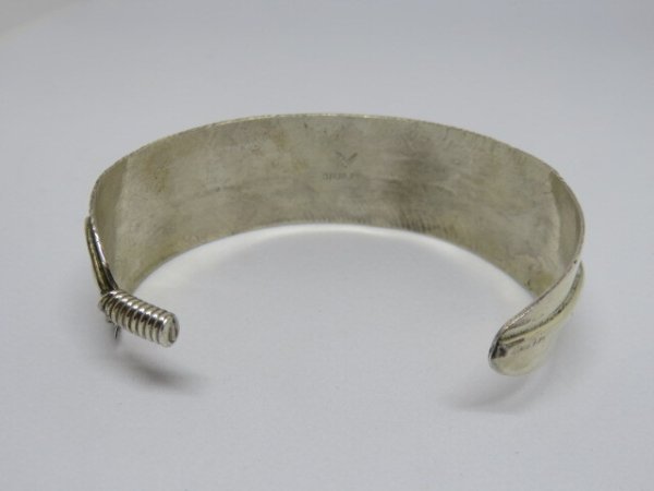 画像4: ■インディアンジュエリー■NAVAJO族（ナバホ族）VIVIAN JONES■バングル　フェザー・ターコイズ（NAVAJO-B-019)■ハンドメイド■アリゾナ北部現地買付 (4)